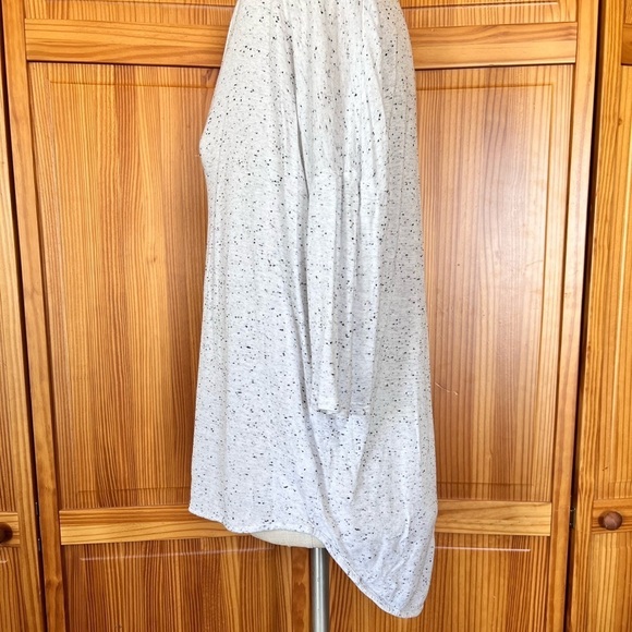 Express Large White Deep Vneck Elbow Length Black Dots Casual Shirt Oversized - Picture 6 of 7